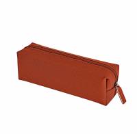 KOZO Penalhus Bric Fleksibelt penalhus i matchende KOZO stof. Rummelig størrelse, der samler alle dine yndlingspenne og viskelædere på ét sted. Slankt design, der ikke fylder for meget i rygsækken eller laptoptasken.