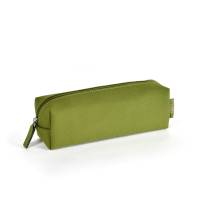 KOZO Penalhus Olive Green Fleksibelt og stilfuldt penalhus med betr&aelig;k i 100 % bomuld. Rummelig st&oslash;rrelse, der samler alle dine yndlingspenne og viskel&aelig;dere p&aring; &eacute;t sted. St&oslash;rrelse 21 x 7 x 7 cm. F&aring;s i flere farver.