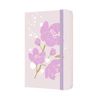 Classic Hard Kvadreret Pocket Sakura ANNO 2021, Lila Hårdt omslag med bogmærkebånd, elastisk lukning og udvidelig inderlomme.