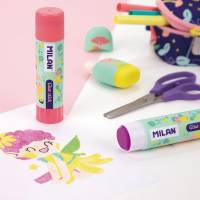 MILAN Limstift Lilla 21 gram 12stk Display 21 g limstift med lilla farve, som er ideel til skolebrug. Farven gør det nemt at se, hvor limen er påført og forsvinder, når den tørrer. Leveres i display med 12 limstifter..