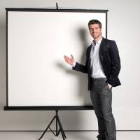 Mobilt Projektorlærred 180x180cm .Et projektorlærred velegnet til både hjemmebiograf, mødelokaler eller undervisning..