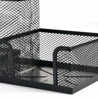 Blyantholder og Visitkortholder Sort Nyt produkt i vores Mesh-serie - en stilfuld og praktisk kombination af penneholder og notesblokholder i metalnet.