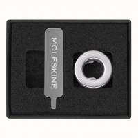 Moleskine Pins O Sølv Nu kan du gøre din notesbog endnu mere personlig ved at fastgøre et symbol til den elastiske lukning. Vælg mellem flere bokstaver og symboler i enten guld eller sølv. Perfekt når du leder efter en lille gave til dig selv eller nogen 