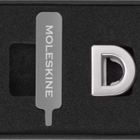 Moleskine Pins D Sølv Nu kan du gøre din notesbog endnu mere personlig ved at fastgøre et symbol til den elastiske lukning. Vælg mellem flere bokstaver og symboler i enten guld eller sølv. Perfekt når du leder efter en lille gave til dig selv eller nogen 