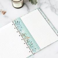 Lineal/Bogmærke Notisbog Botanical A5 En lineal er et uundværligt værktøj i skolen eller på kontoret. Denne fantastiske A5 lineal og bogmærke er perfekt til din Filofax genopfyldelige notesbog.