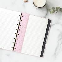 Lineal/Bogmærke Notisbog Confetti A5 En lineal er et uundværligt værktøj i skolen eller på kontoret. Denne fantastiske A5 lineal og bogmærke er perfekt til din Filofax genopfyldelige notesbog.