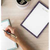 Filofax Indigo Notesblok My Notes A5 Livet er så meget bedre med en god notesblok ved din side. Vores Indigo Collection er ingen undtagelse; perfektioner dine noter, indkøbssedler eller endda ønskelister med vores beroligende dybe blå nuancer og vejrinspi