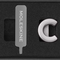 Moleskine Pins C Sølv Nu kan du gøre din notesbog endnu mere personlig ved at fastgøre et symbol til den elastiske lukning. Vælg mellem flere bokstaver og symboler i enten guld eller sølv. Perfekt når du leder efter en lille gave til dig selv eller nogen 