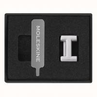 Moleskine Pins I Sølv Nu kan du gøre din notesbog endnu mere personlig ved at fastgøre et symbol til den elastiske lukning. Vælg mellem flere bokstaver og symboler i enten guld eller sølv. Perfekt når du leder efter en lille gave til dig selv eller nogen 