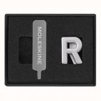 Moleskine Pins R Sølv Nu kan du gøre din notesbog endnu mere personlig ved at fastgøre et symbol til den elastiske lukning. Vælg mellem flere bokstaver og symboler i enten guld eller sølv. Perfekt når du leder efter en lille gave til dig selv eller nogen 