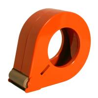 Pakketape Dispenser H&aring;nd 50mm R&oslash;d Pakketape Dispenser af p&aelig;remodel til b&aring;nd med en maksimal bredde p&aring; 50 mm. Praktisk tapeholder i lakeret st&aring;lplade. Rutandet og h&aelig;rdet kniv, der nemt sk&aelig;rer tapen af.
