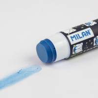 MILAN Limstift Blå 21 gram 12stk Display 21 g limstift med blå farve, som er ideel til skolebrug. Farven gør det nemt at se, hvor limen er påført og forsvinder, når den tørrer. Leveres i display med 12 limstifter.