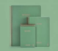 KOZO Notesbog A5 Premium Submarine KOZO Premium Notesbog er absolut en af de flotteste notesbøger på markedet. Matcher med alle andre KOZO skrivebordsartikler i samme farvenuancer.