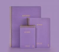 KOZO Notesbog A4 Premium Periwinkle KOZO Premium Notesbog er absolut en af de flotteste notesbøger på markedet. Matcher med alle andre KOZO skrivebordsartikler i samme farvenuancer.