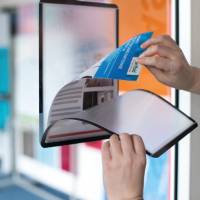 Magneto Ramme Selvklæbende Flytbar A3x2, Sort Den funktionelle magnetiske åbning gør at dokumenter kan udskiftes på et øjeblik.