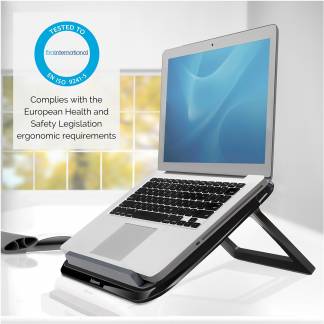 Quicklift Laptop Stand Sort Enkelt og funktionelt laptop stand fra Fellowes med h&oslash;jdejustering i 7 forskellige niveauer. Passer til b&aelig;rbare computere med en begr&aelig;nset &aring;bningsvinkel.