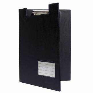 Clipboard A4 Med Forside Sort Med clips, penneholder og skrålomme på indersiden.Visitkortlomme på forsiden.Produceret i Pvc, pap og metal.
