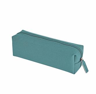 KOZO Penalhus Steel Blue Fleksibelt penalhus i matchende KOZO stof. Rummelig størrelse, der samler alle dine yndlingspenne og viskelædere på ét sted. Slankt design, der ikke fylder for meget i rygsækken eller laptoptasken.