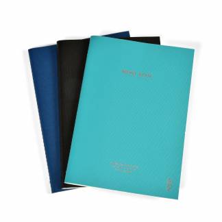 KOZO Notesbog A5 3 Pakke Navy Steel Blue Black KOZO tyndere notesbog A5 med omslag i trendy farver. Passer godt til KOZO penalhus og andre produkter i sortimentet.