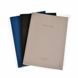 KOZO Notesbog A5 3 Pakke Navy Black Sand 3-pak med bløde KOZO-notesbøger i A5-størrelse med omslag i tre trendy farver.