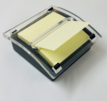 Dispenser Z-notesblok 76x76 100 ark Pastel Gul Sort dispenser med flytbar 76 x 76 mm Z-noteblok. Tung model til at holde den på bænken eller bordet. Blok med 100 ark.