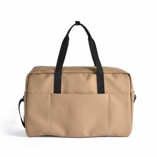 RW Santa Monica Weekendtaske Khaki RW Santa Monica Weekend Bag er en rummelig weekendtaske med flere rum, en aftagelig, justerbar skulderrem og en lomme på bagsiden, så den nemt kan fastgøres til håndtaget på din kuffert.