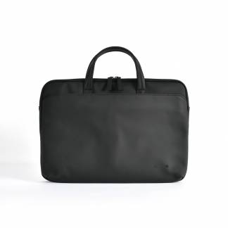 RW Santa Monica Laptop Taske Black RW Santa Monica Laptop Bag er en stilig og funksjonell laptop veske med en stor åpning på toppen for enkel tilgang til laptopen din. Vesken har plass til en 16-tommers laptop.