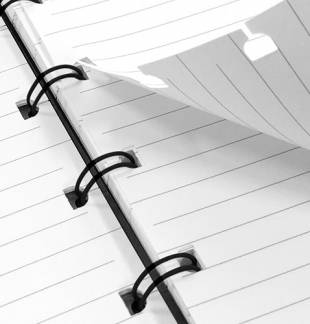 Dokumentmappe The Original A5 Grå Denne elegante dokumentmappe i læder er fremstillet i Storbritannien og er inspireret af designet af den første systemkalender skabt af Filofax.