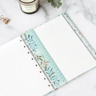 Lineal/Bogmærke Notisbog Botanical A5 En lineal er et uundværligt værktøj i skolen eller på kontoret. Denne fantastiske A5 lineal og bogmærke er perfekt til din Filofax genopfyldelige notesbog.