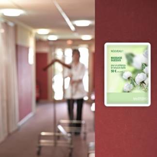 Magneto Ramme Selvklæbende Flytbar A4x2, Hvid A4 selvklæbende flytbar ramme. Enkel og synlig måde at dele information. Den funktionelle magnetiske åbning gør at dokumenter kan udskiftes på et øjeblik...