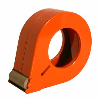 Pakketape Dispenser H&aring;nd 50mm R&oslash;d Pakketape Dispenser af p&aelig;remodel til b&aring;nd med en maksimal bredde p&aring; 50 mm. Praktisk tapeholder i lakeret st&aring;lplade. Rutandet og h&aelig;rdet kniv, der nemt sk&aelig;rer tapen af.