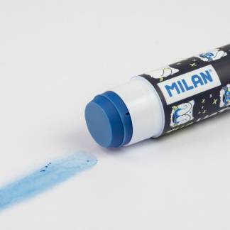 MILAN Limstift Blå 21 gram 12stk Display 21 g limstift med blå farve, som er ideel til skolebrug. Farven gør det nemt at se, hvor limen er påført og forsvinder, når den tørrer. Leveres i display med 12 limstifter.