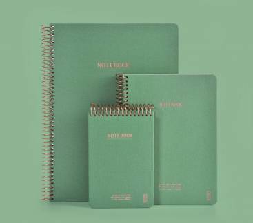 KOZO Notesbog A4 Premium Submarine KOZO Premium Notesbog er absolut en af de flotteste notesbøger på markedet. Matcher med alle andre KOZO skrivebordsartikler i samme farvenuancer.