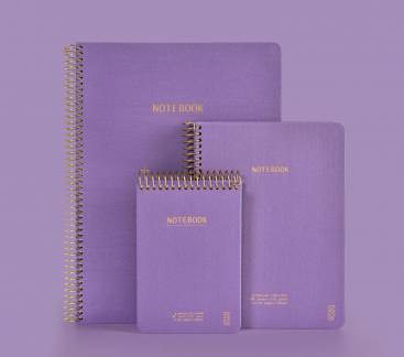 KOZO Notesbog A4 Premium Periwinkle KOZO Premium Notesbog er absolut en af de flotteste notesbøger på markedet. Matcher med alle andre KOZO skrivebordsartikler i samme farvenuancer.