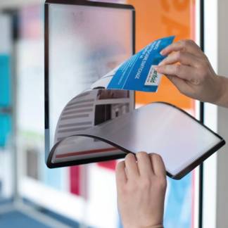 Magneto Ramme Selvklæbende Flytbar A3x2, Sort Den funktionelle magnetiske åbning gør at dokumenter kan udskiftes på et øjeblik.