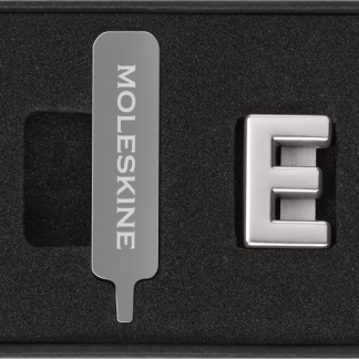 Moleskine Pins E Sølv Nu kan du gøre din notesbog endnu mere personlig ved at fastgøre et symbol til den elastiske lukning. Vælg mellem flere bokstaver og symboler i enten guld eller sølv. Perfekt når du leder efter en lille gave til dig selv eller nogen 