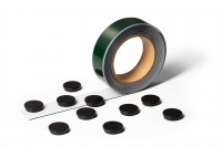 Metal tape with 10 magnets Selvklæbende metalbånd til glatte overflader. Kan skæres i ønskede størrelse. Med magneter til fastsættelse af noter mv. 5 meter x 35 mm inkl. 10 sorte magneter Ø 30