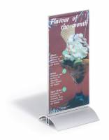 Presenter 1/3 a4 stilren bordskilte i klar akryl, l&aelig;seligt fra begge sider. Fod af aluminium.