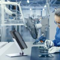 Tablet holder table xl Tabletholder i h&oslash;j kvalitet. Til tablets med beskyttelses cover op til 23 mm tykkelse Let at betjene med en h&aring;nd. Smart kabelstyring system