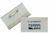 Navneskilt m nål 40x75 mm Navneskilt af robust plast med sikkerhedsnål og mulighet at fastgøre i brystlomme. 100 stk.