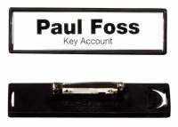 Clip card m flad nål 17x67 mm Navneskilt  med farvet ram og nål.