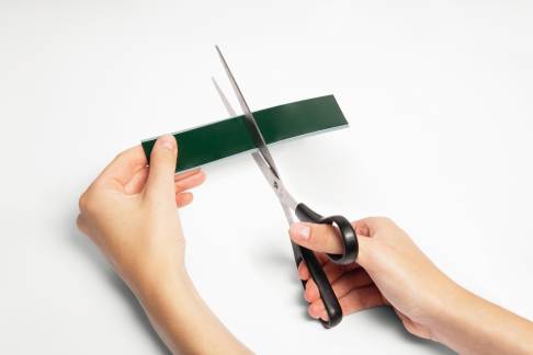 Metal tape with 10 magnets Selvkl&aelig;bende metalb&aring;nd til glatte overflader. Kan sk&aelig;res i &oslash;nskede st&oslash;rrelse. Med magneter til fasts&aelig;ttelse af noter mv. 5 meter x 35 mm inkl. 10 sorte magneter &Oslash; 30