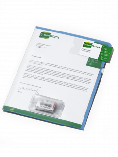 Dikteringsomslag a4 Fremstillet af plast, med gennemsigtig forside og farvet bagside. Omslag til alle standard dikteringskassetter, med etiketvindue på forsiden.