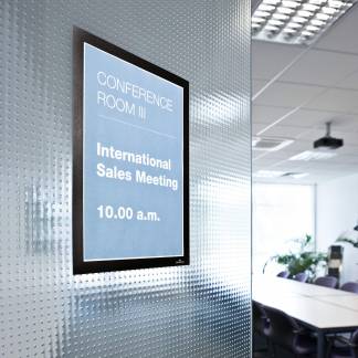Inforamme duraframe&reg; a4 singelpack Selvkl&aelig;bende informationsramme til oplysninger i A4-format. Magnetisk ramme p&aring; forsiden g&oslash;r det nemt at udskifte informationer. 1 stk/pose