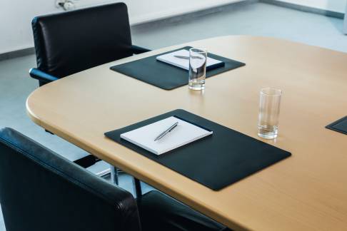 Skriveunderlag 420x300 mm til konferencerum Skriveunderlag i kompakt st&oslash;rrelse til konference- og seminar rum