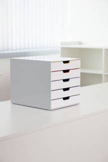 Skuffekabinet varicolor&reg; mix 5 Skuffekabinet med 5 skuffer med plads til dokumenter, mapper, kataloger, tablets, kabler, blokke og meget mere.