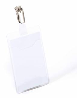 Navneskilt m stropklemme 90x60 mm Navneskilt af robust plast med &aring;ben top og stropklemme. H&oslash;jformat.