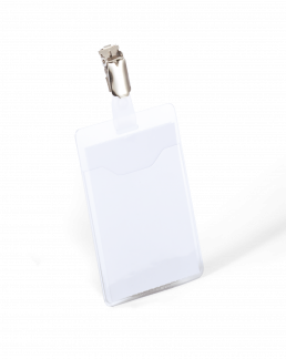 Navneskilt m stropklemme 90x60 mm Navneskilt af robust plast med åben top og stropklemme. Højformat.