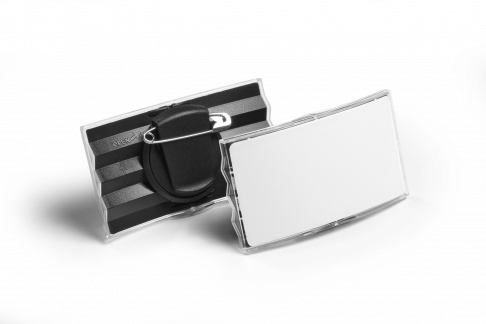 Konveks navneskilt m nål/klemme 40x75 mm Konveks navneskilt af akrylplast med nål og drejelig klemme.