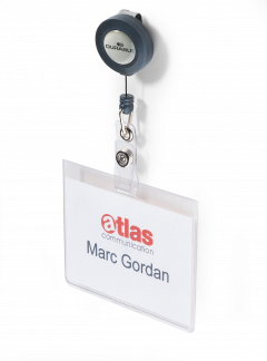 Navneskilt m yoyo 60x90 mm Navneskilt af robust plast med yoyo der samtidigt lukker åbningen på lommen. Tværformat. 10 stk.